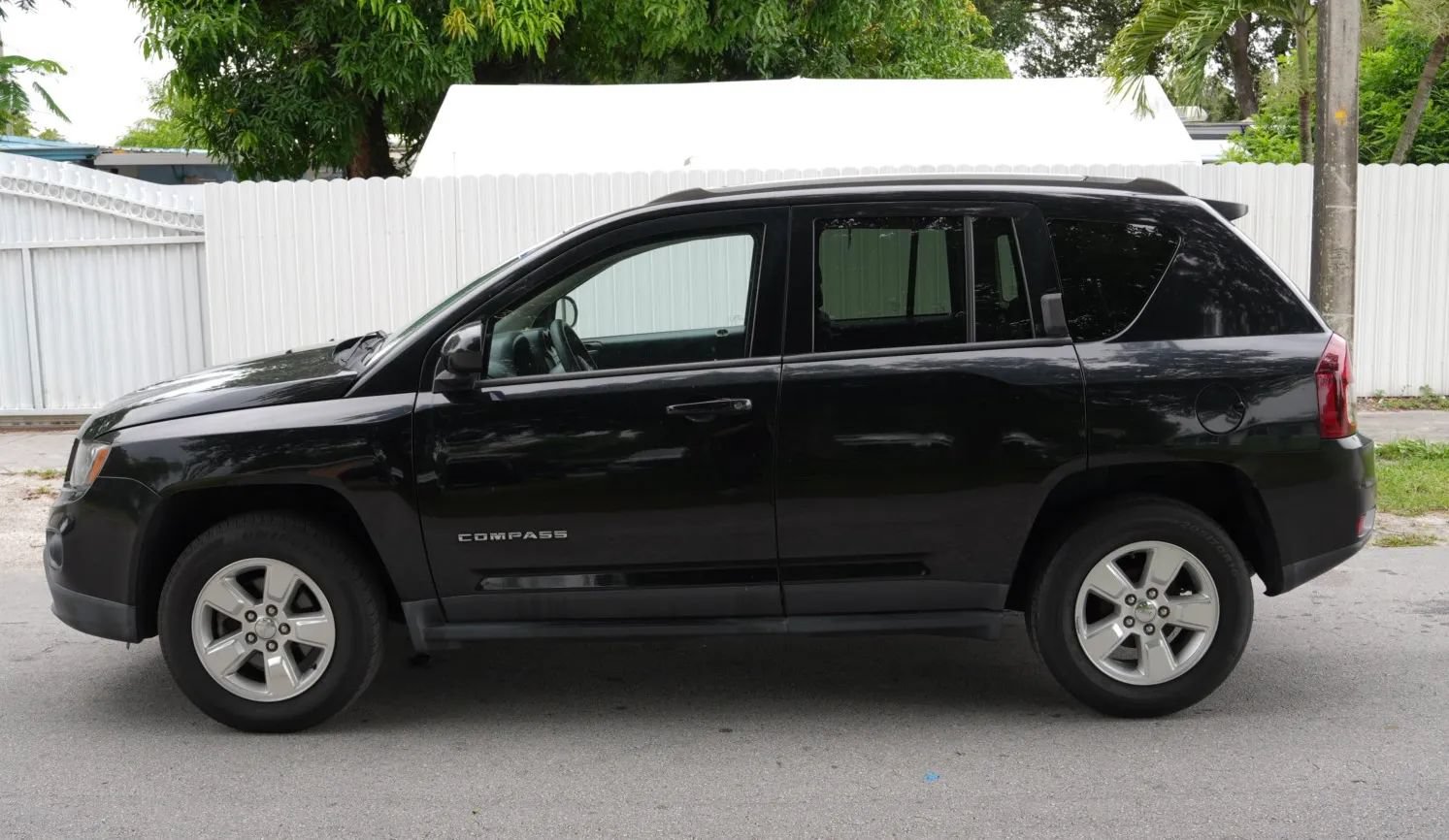 Used 2016 Jeep Compass Latitude FWD image 3