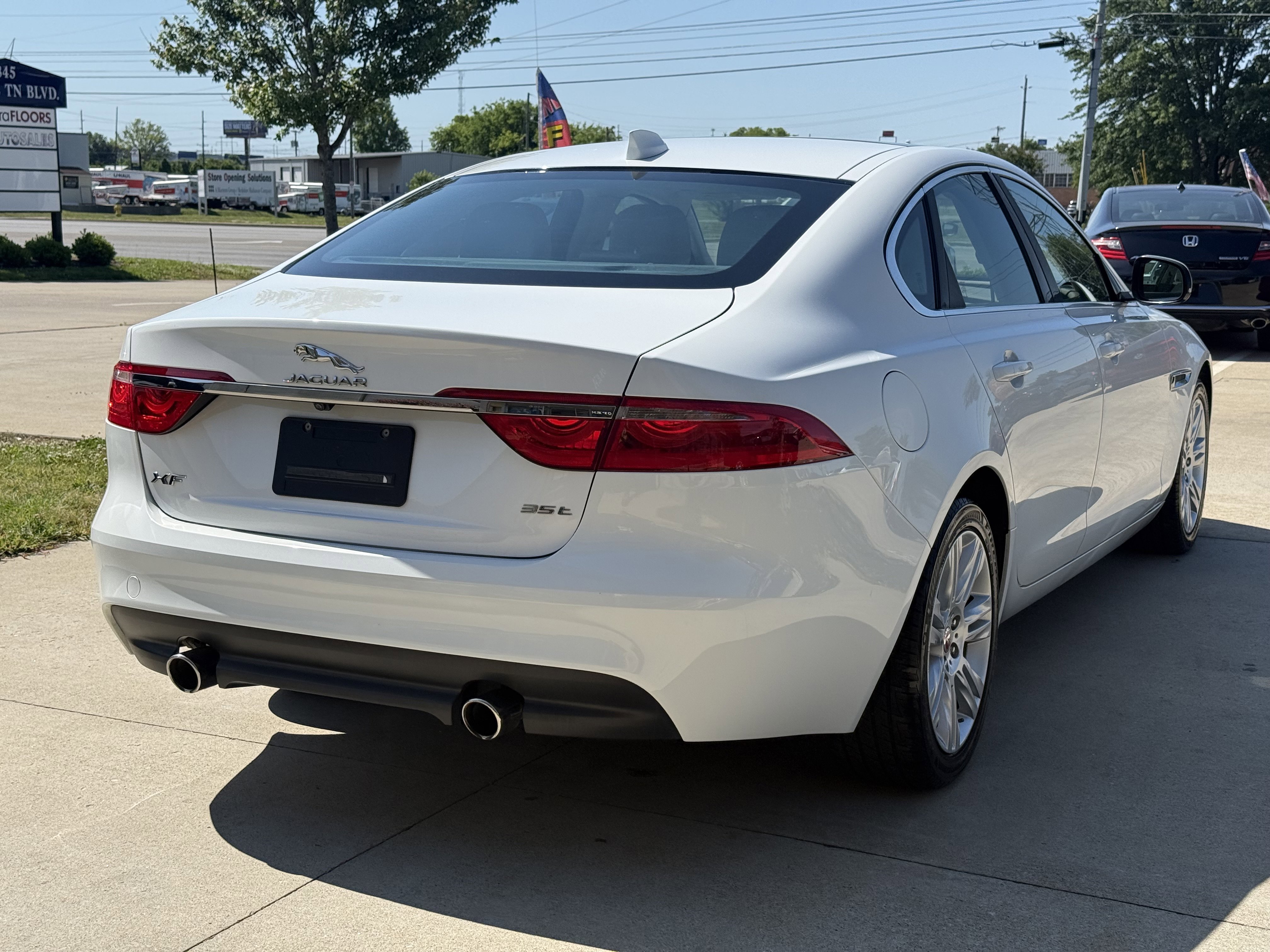 Used 2017 Jaguar XF Premium RWD image 7
