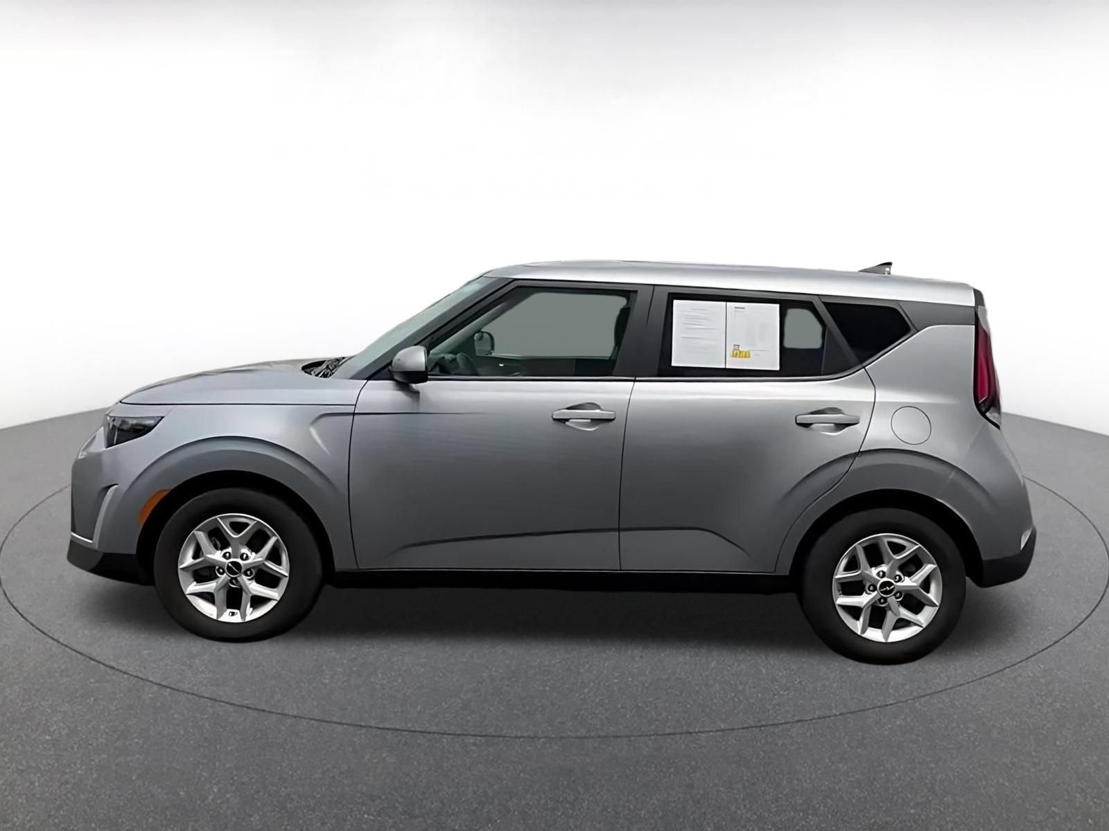Used 2025 Kia Soul LX w/ LX Technology Package FWD image 7