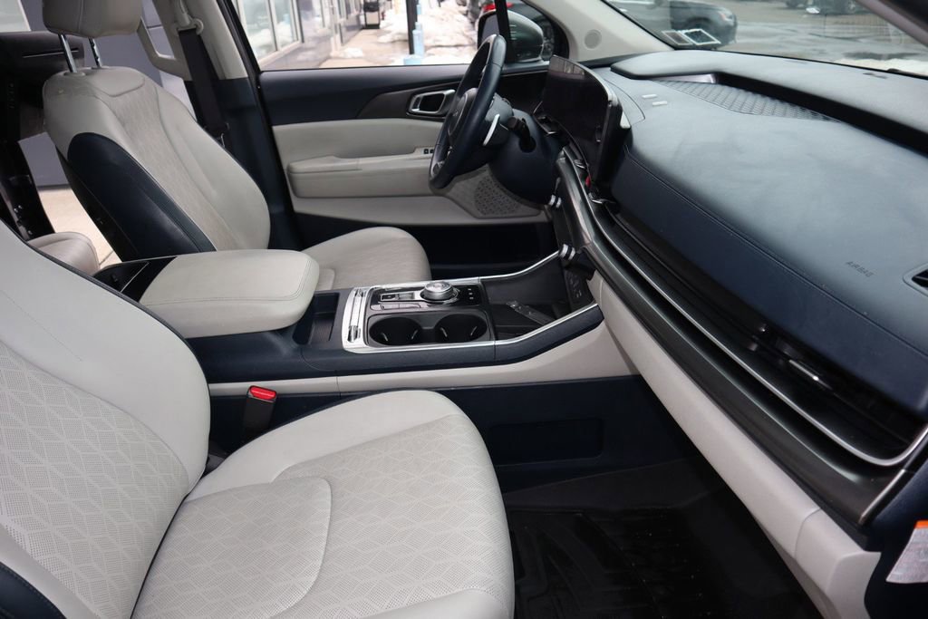 Used 2025 Kia Carnival SX FWD image 25