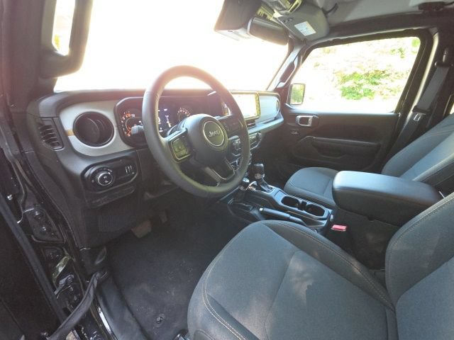 Used 2025 Jeep Gladiator Sport AWD/4WD image 16