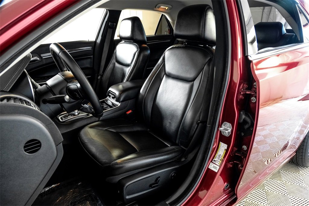 Used 2018 Chrysler 300 Touring L image 31