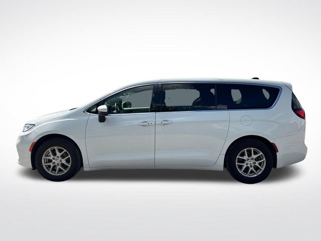 Used 2023 Chrysler Pacifica Touring-L FWD image 4