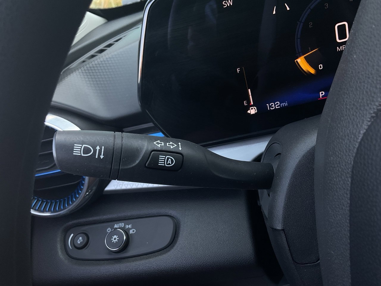 Used 2025 Chevrolet Trax LT FWD image 29