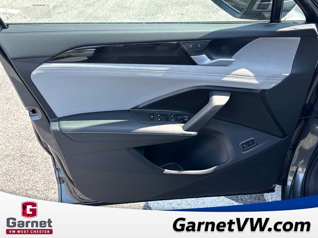 New 2025 Volkswagen Tiguan SE image 14