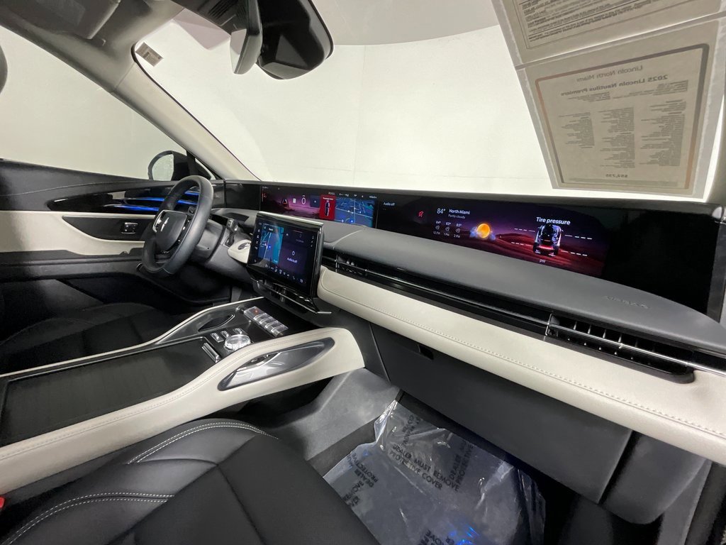 Used 2025 Lincoln Nautilus Premier image 19