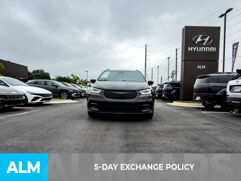 Used 2021 Chrysler Pacifica Limited w/ Uconnect Theater Family Group FWD image 3