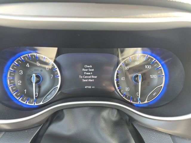 Used 2024 Chrysler Pacifica Touring-L image 13