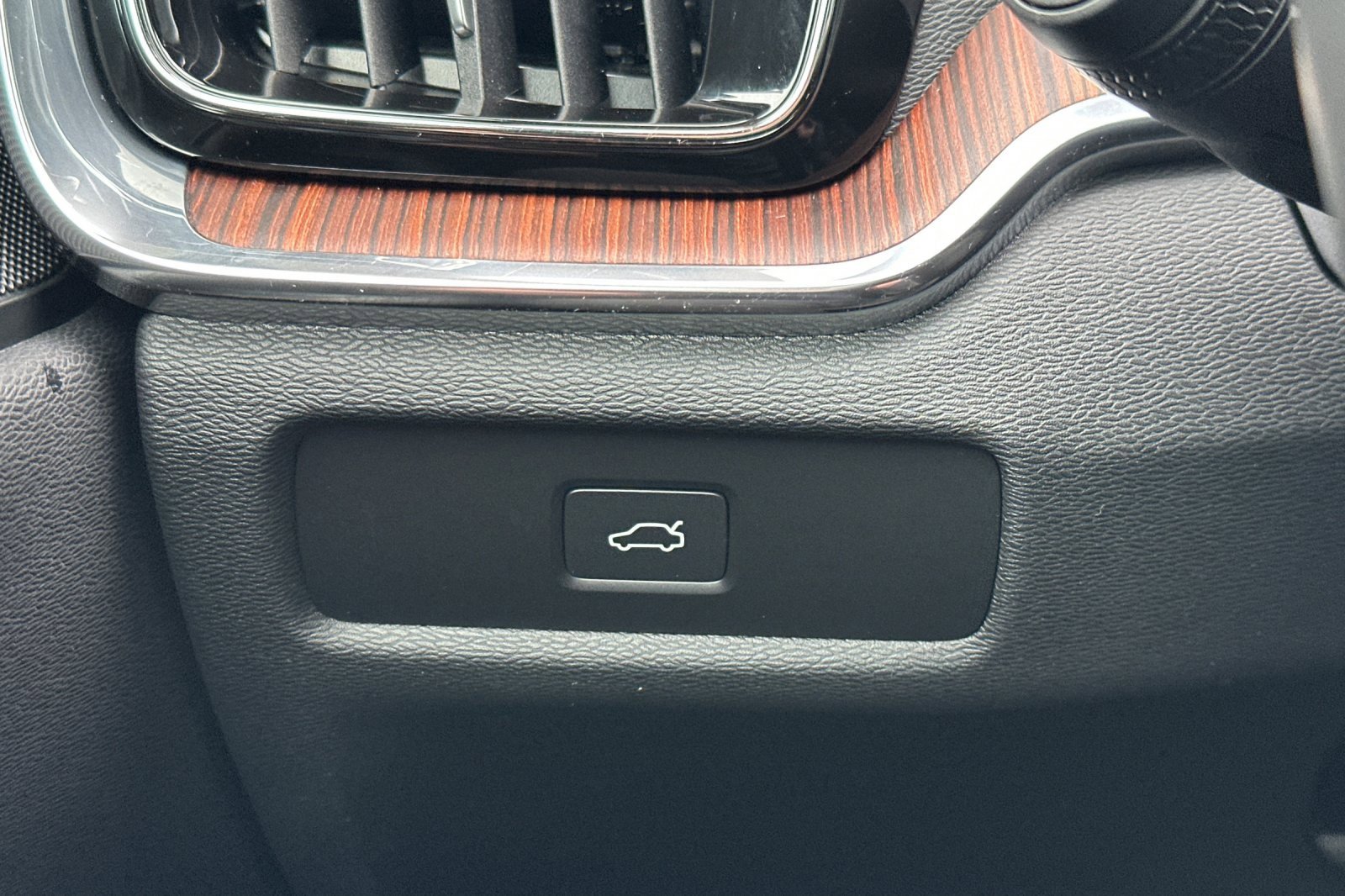 Used 2025 Volvo V60 B5 Cross Country Plus image 30