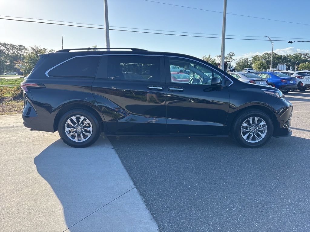 Used 2025 Toyota Sienna XLE FWD image 4