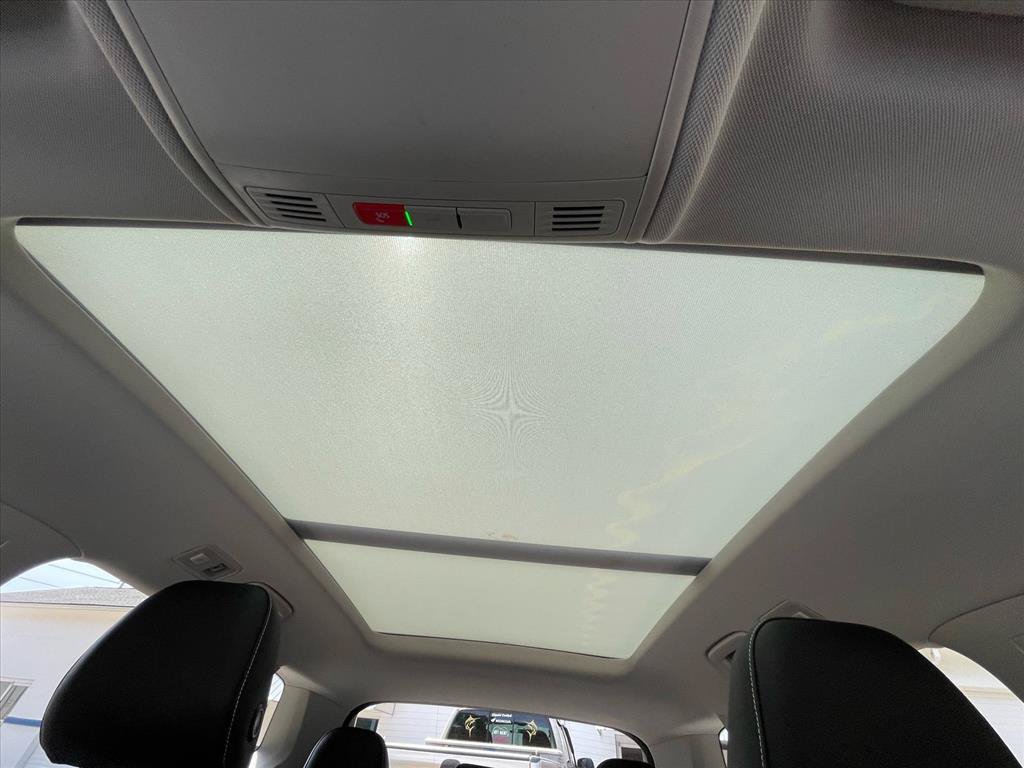 Used 2024 Volkswagen Taos SE w/ Panoramic Sunroof Package FWD image 5
