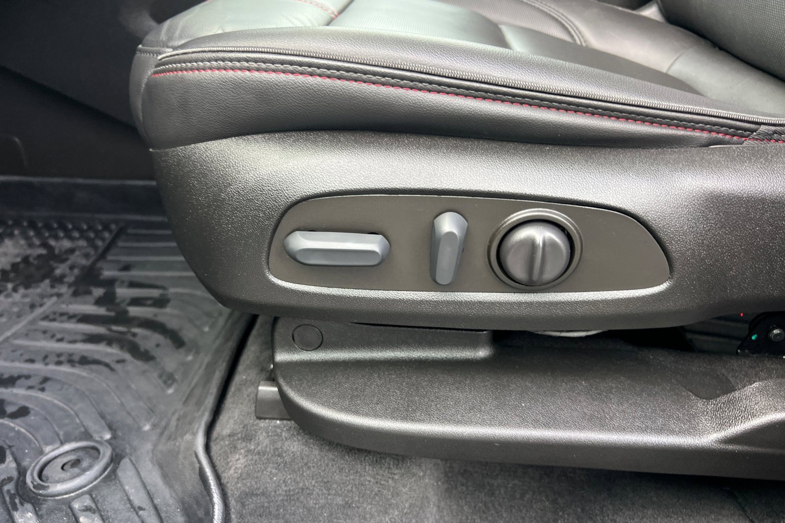 Used 2023 Chevrolet Traverse RS image 13