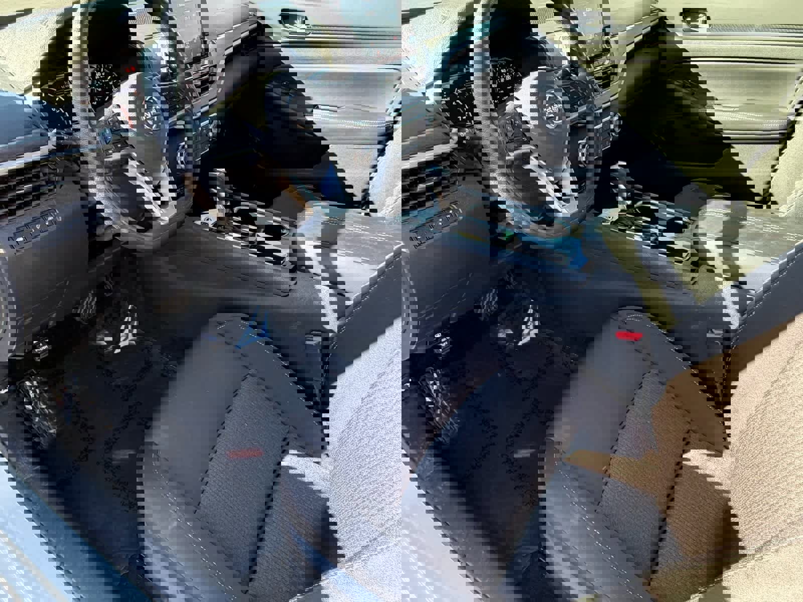 Used 2024 Nissan Altima 2.5 SV image 2