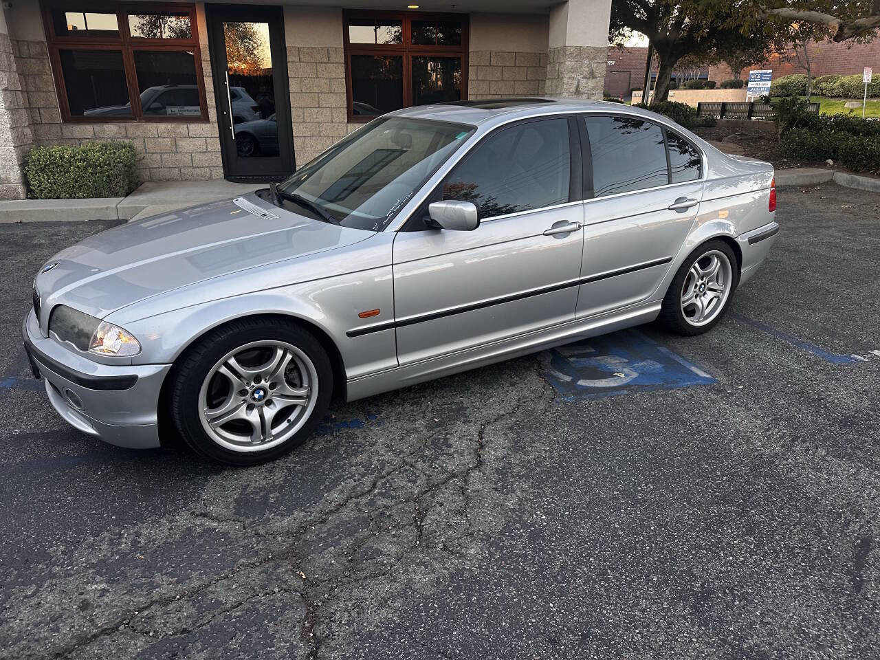 Used 2001 BMW 330i Sedan image 1