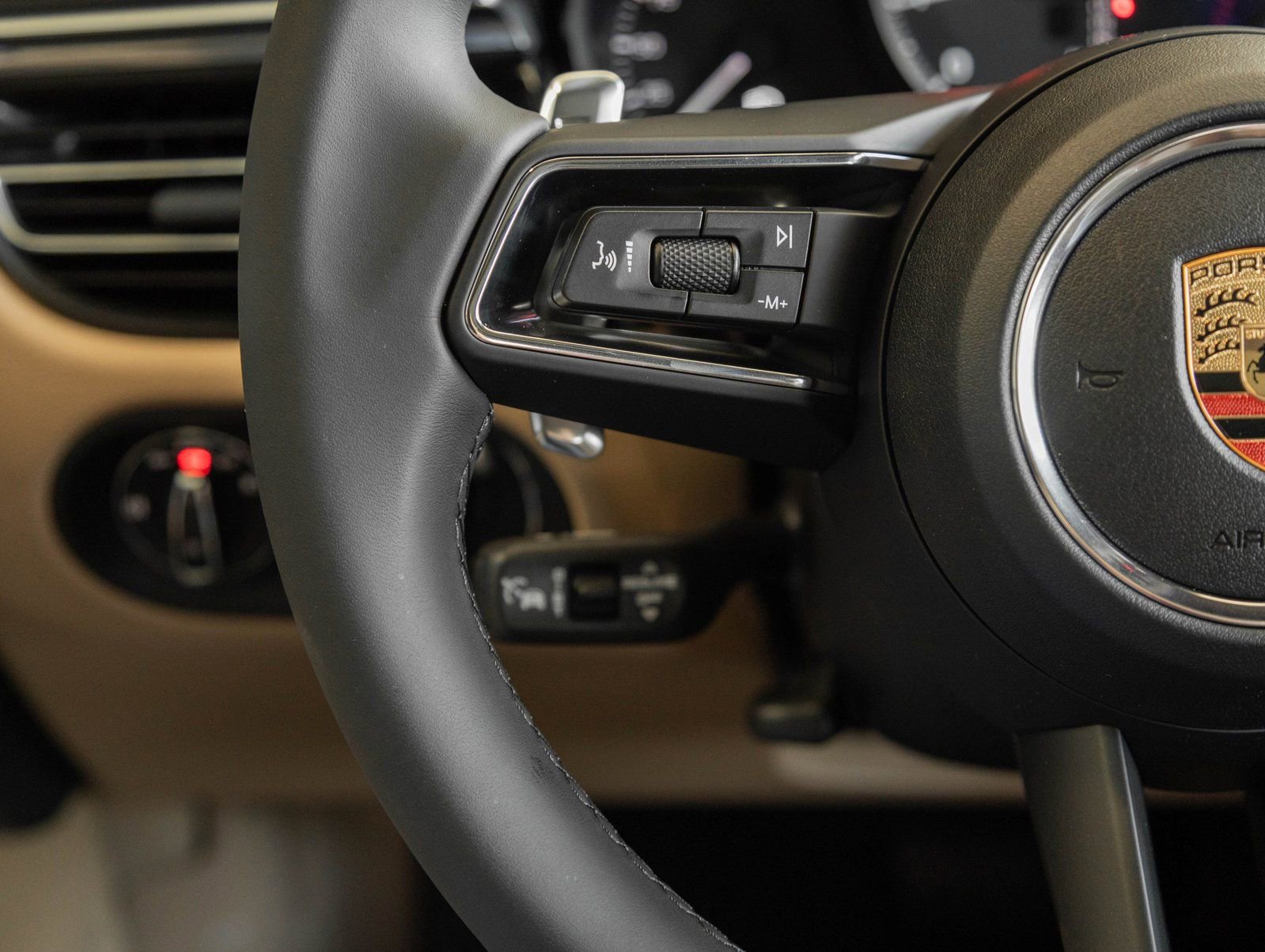 Certified 2026 Porsche Macan AWD/4WD image 14