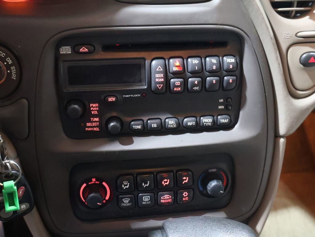 Used 2005 Pontiac Bonneville SE image 24