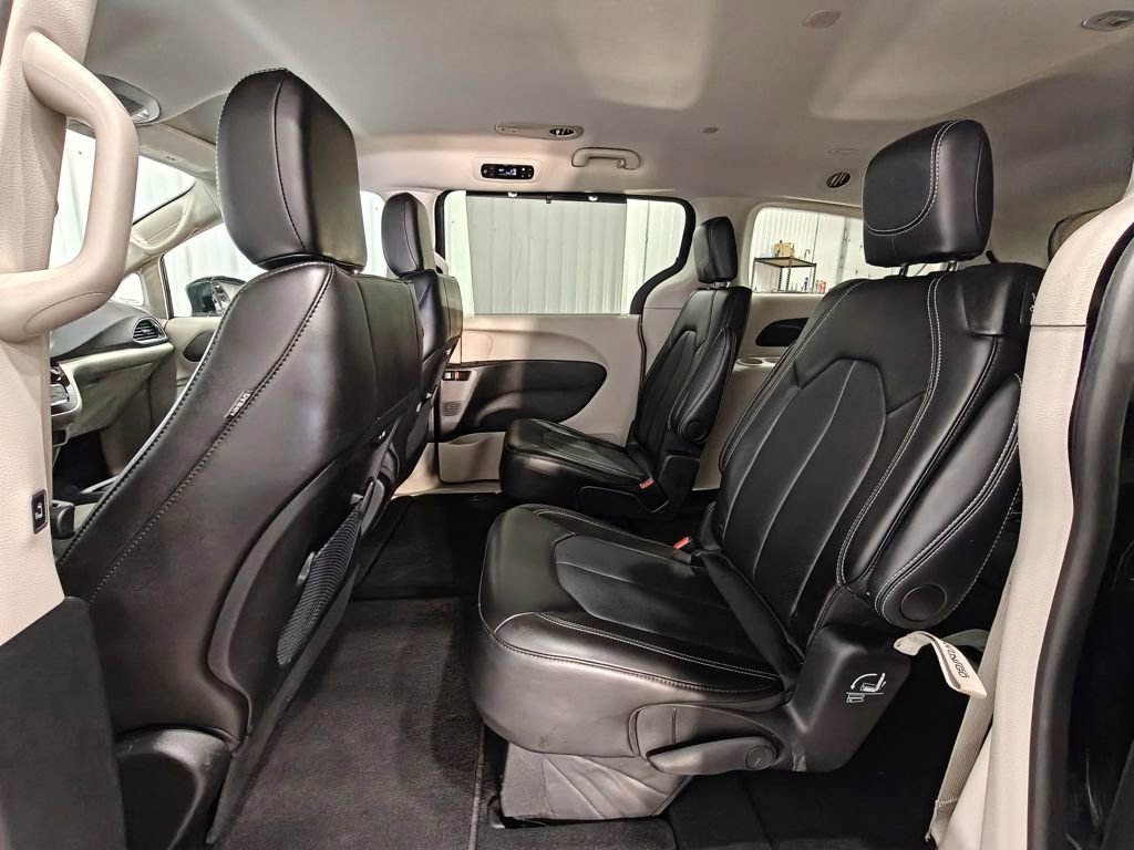 Used 2024 Chrysler Pacifica Touring-L image 26