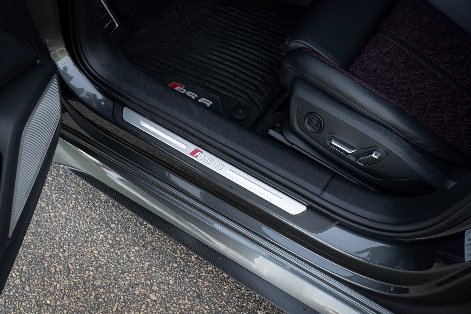 Certified 2024 Audi RS 6 performance AWD/4WD image 38