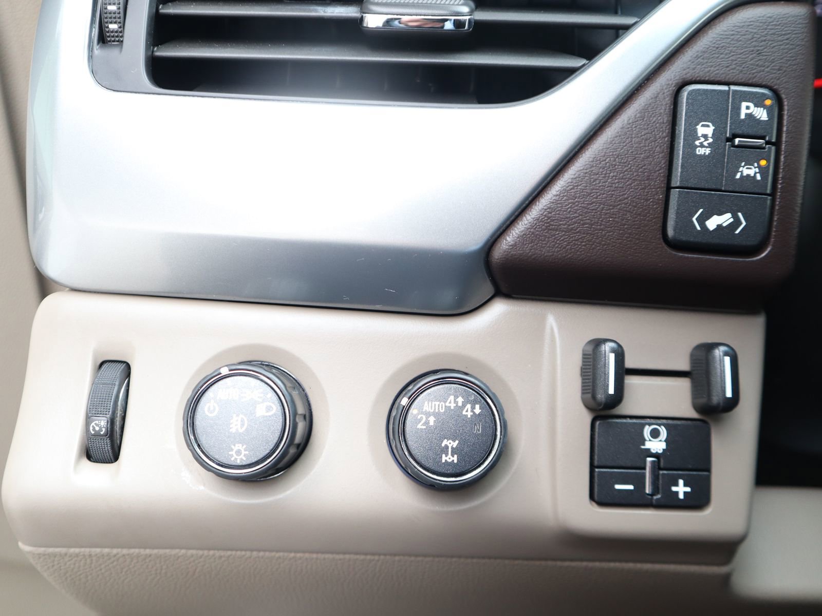 Used 2019 Chevrolet Suburban Premier AWD/4WD image 36