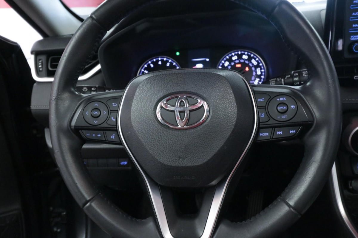 Used 2020 Toyota RAV4 XLE Premium FWD image 16