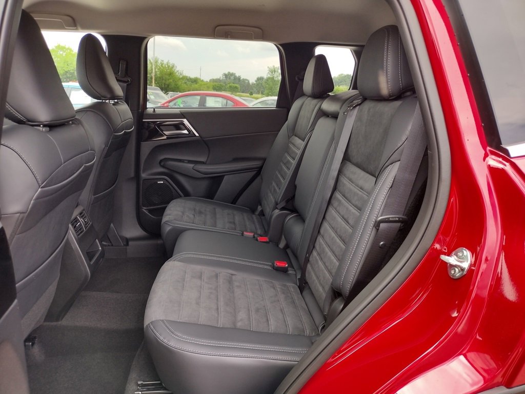 New 2025 Mitsubishi Outlander SE image 8