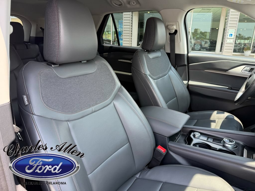 Used 2025 Ford Explorer Active w/ Active Comfort Package RWD image 12