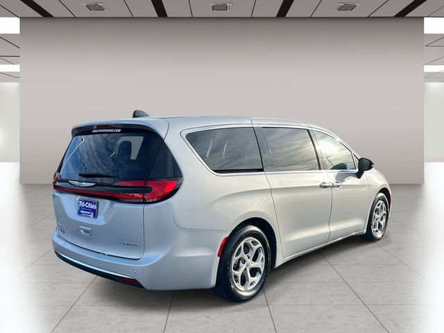 Used 2024 Chrysler Pacifica Limited image 3