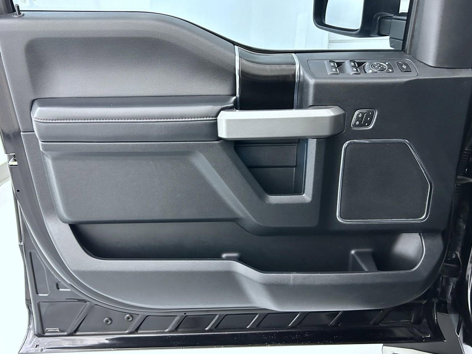 Used 2019 Ford F350 Platinum w/ Platinum Ultimate Package image 10