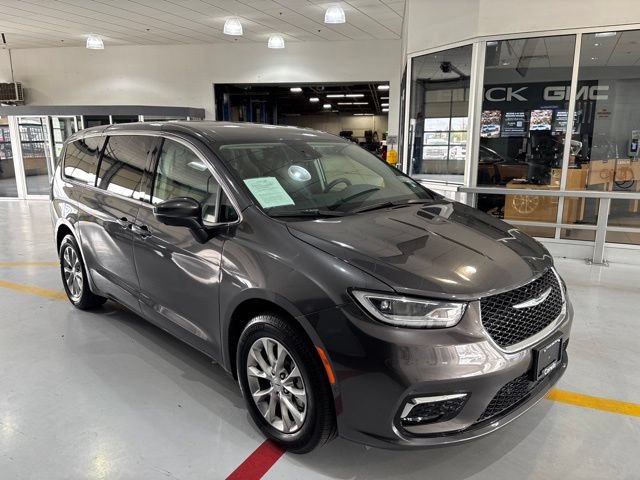 Used 2023 Chrysler Pacifica Touring-L w/ Uconnect Theater Family Group AWD/4WD image 4