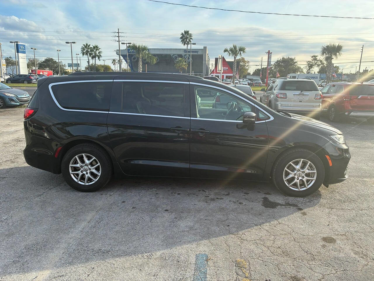 Used 2022 Chrysler Pacifica Touring-L w/ Uconnect Theater Family Group FWD image 3