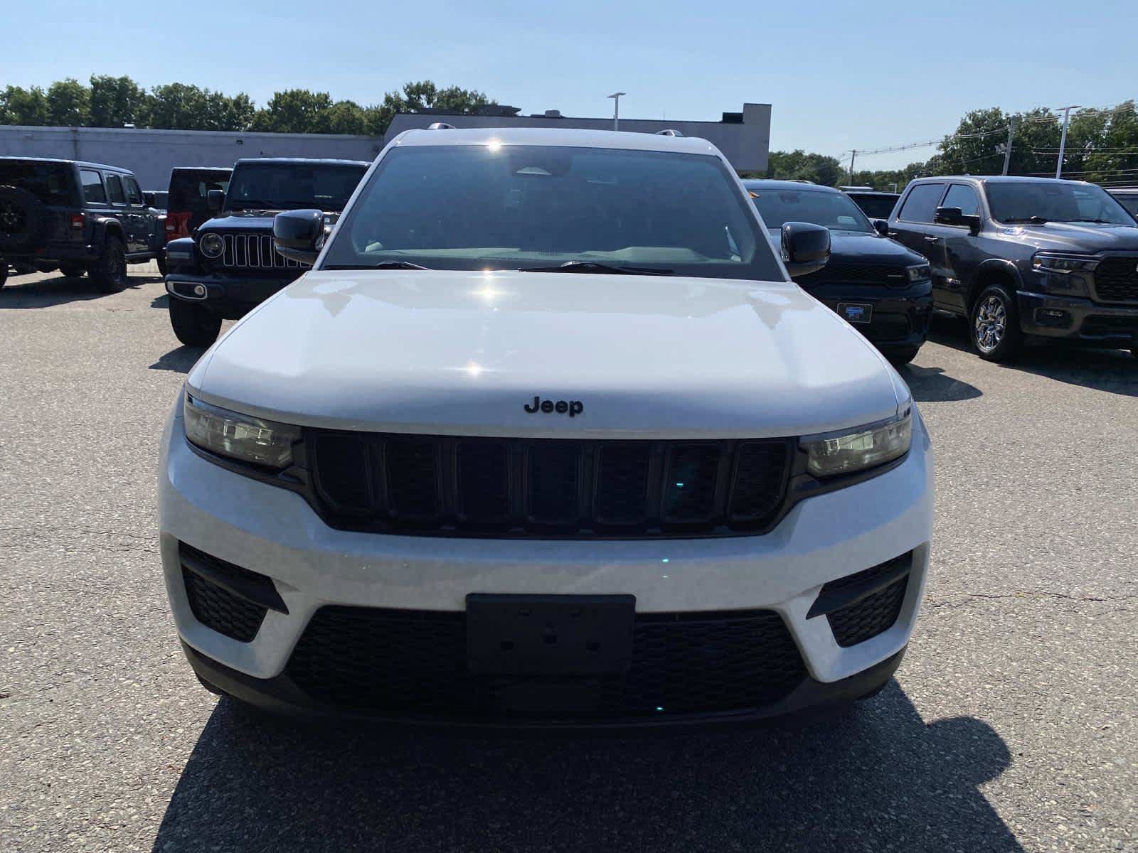 Used 2023 Jeep Grand Cherokee Altitude AWD/4WD image 9