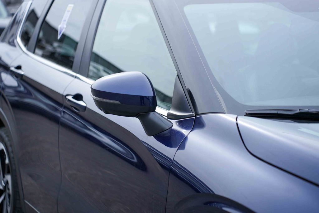 Used 2023 Mitsubishi Outlander SE image 9