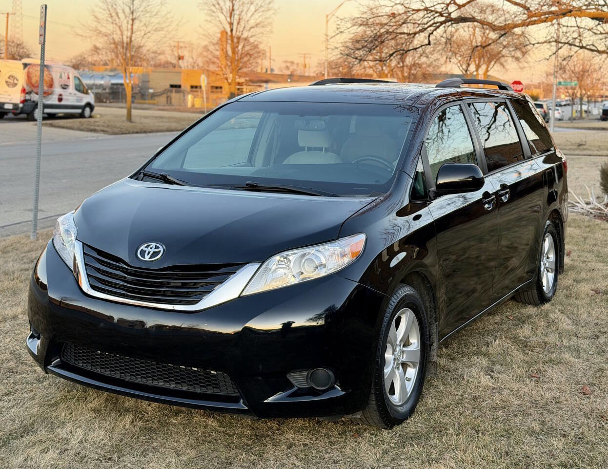 Used 2015 Toyota Sienna LE image 3