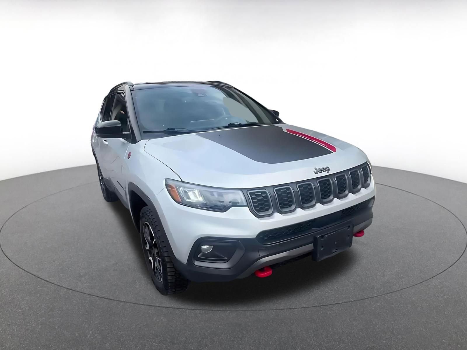 Used 2025 Jeep Compass Trailhawk AWD/4WD image 3