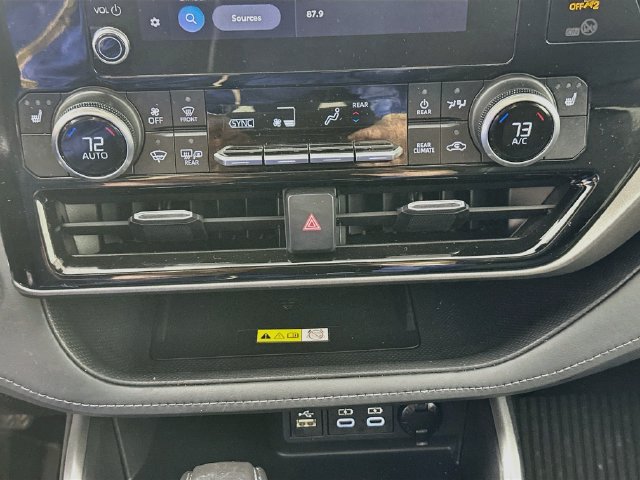 Used 2023 Toyota Highlander XLE AWD/4WD image 14
