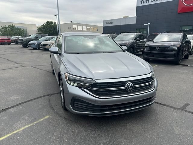 Used 2024 Volkswagen Jetta SE FWD image 3