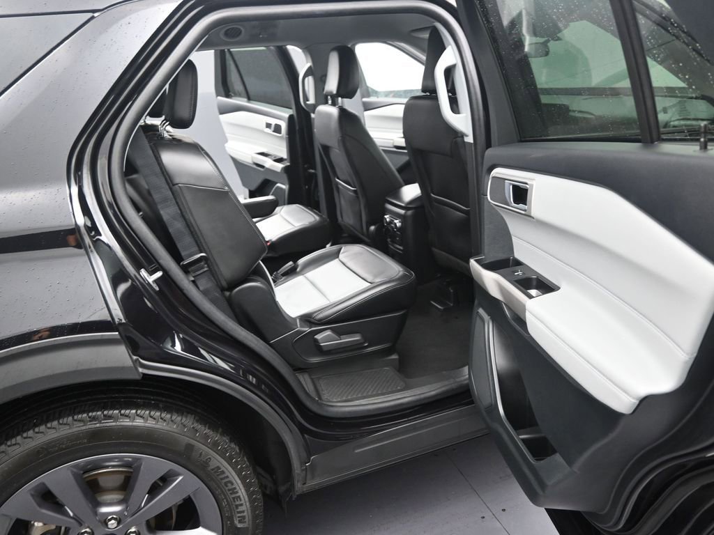 Used 2024 Ford Explorer XLT w/ Equipment Group 202A RWD image 14