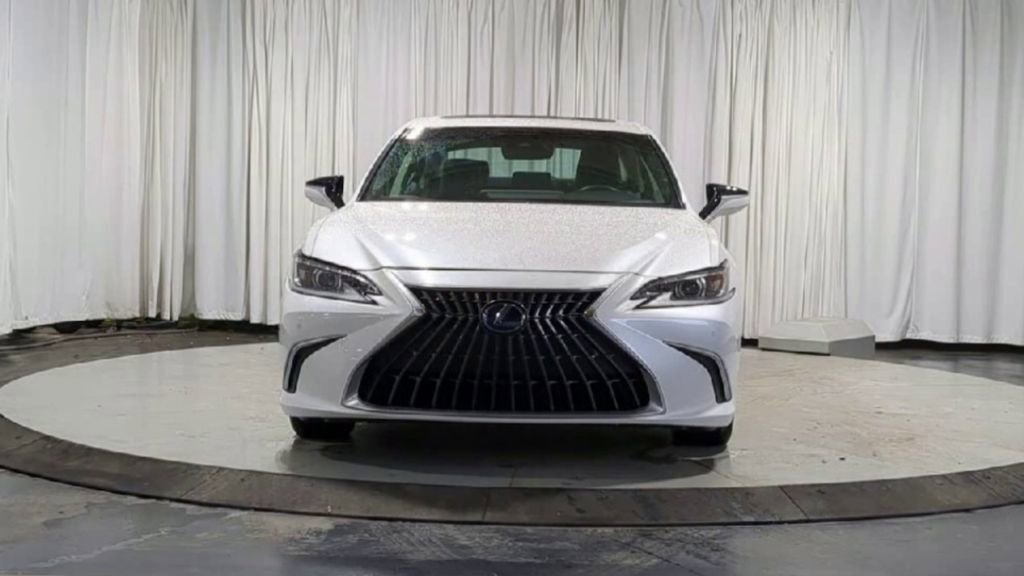 Used 2022 Lexus ES 300h w/ Premium Package image 3