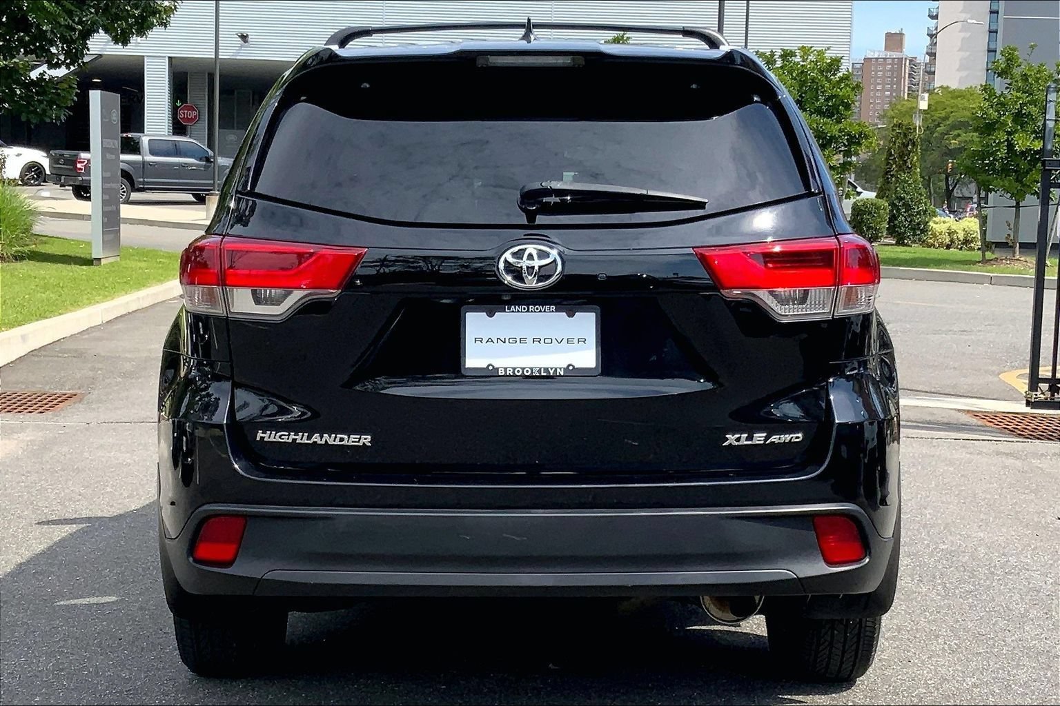 Used 2019 Toyota Highlander XLE AWD/4WD image 4