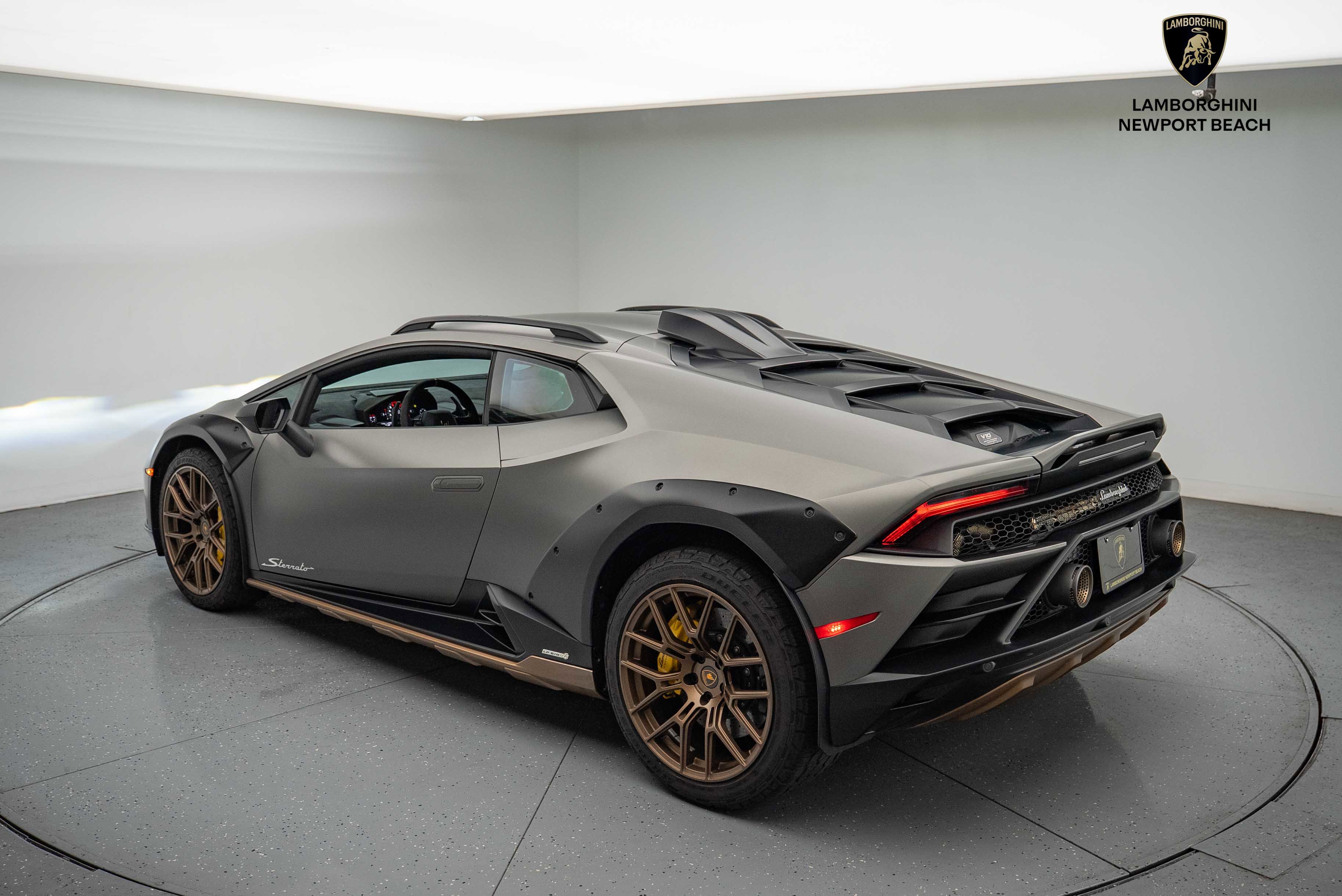 Used 2024 Lamborghini Huracan Sterrato image 4