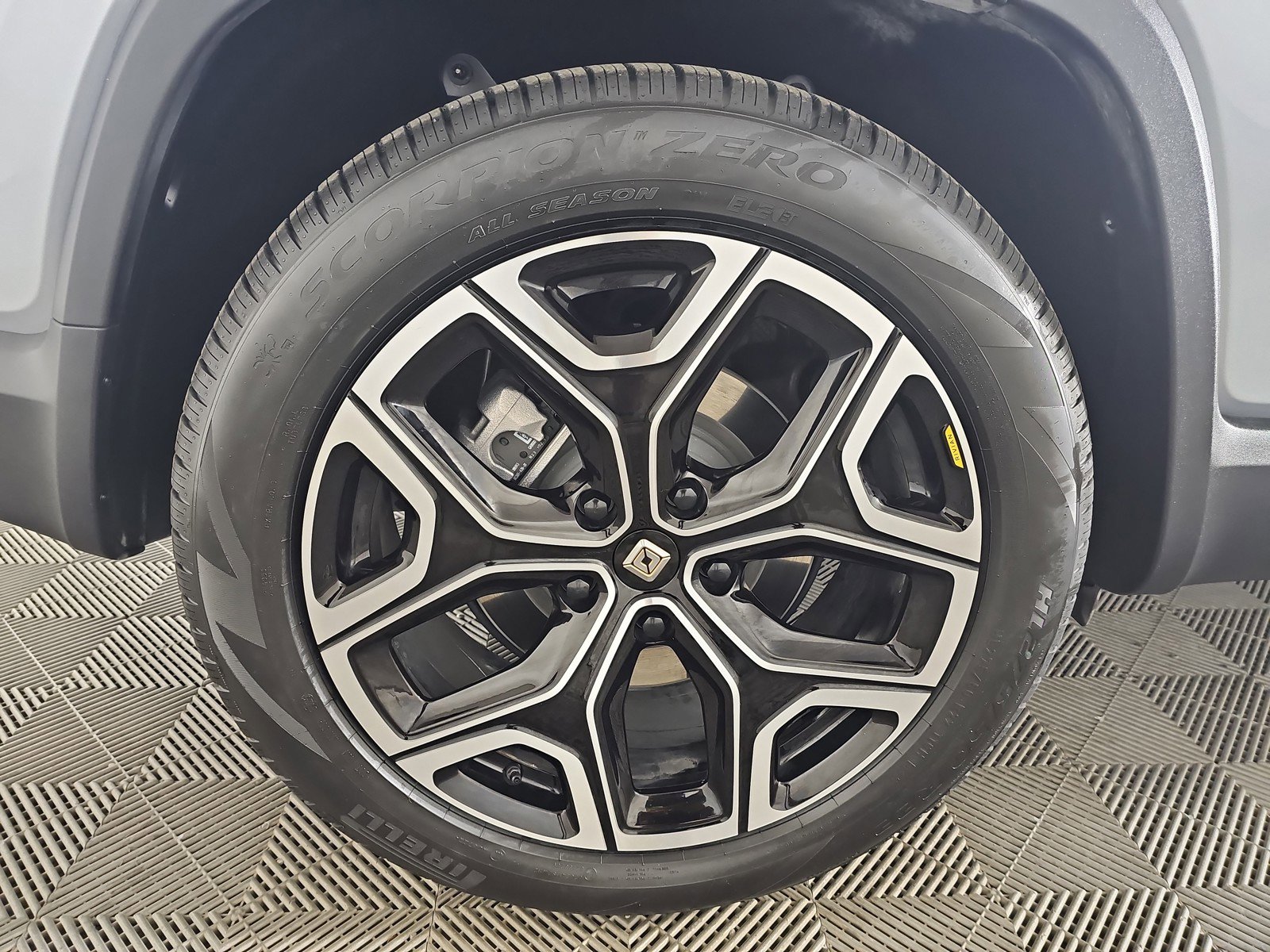 Used 2024 Rivian R1S Adventure image 11