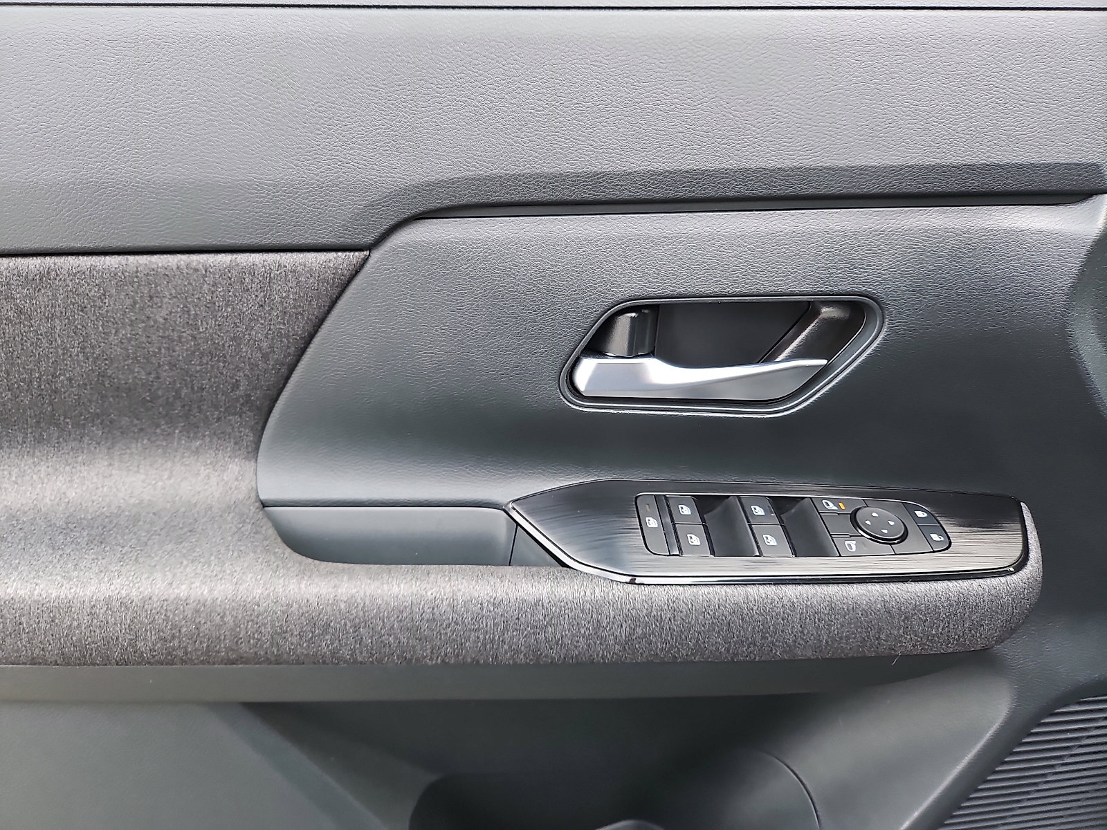 Certified 2025 Nissan Kicks SV w/ Illumination Package image 12