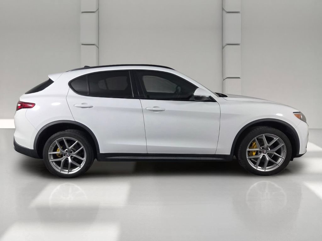 Used 2018 Alfa Romeo Stelvio Ti Sport AWD/4WD image 4