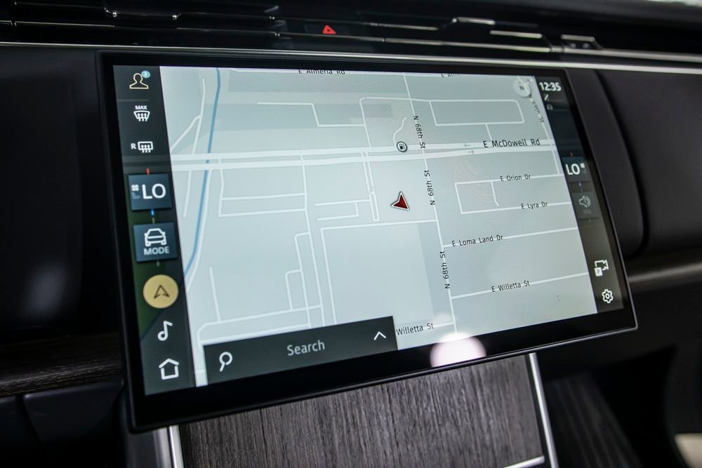 Used 2025 Land Rover Range Rover SE image 32