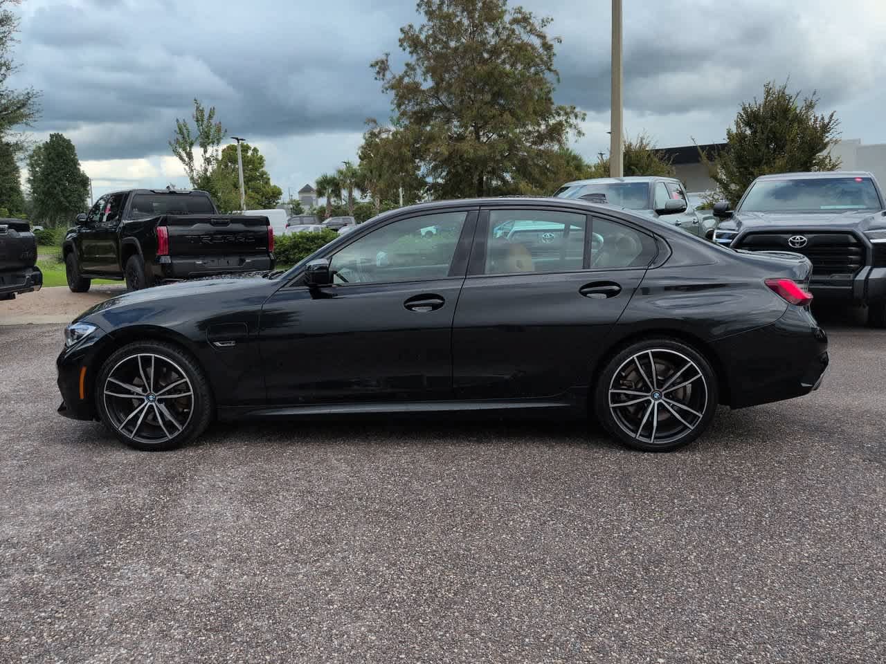 Used 2022 BMW 330e w/ M Sport Package RWD image 3