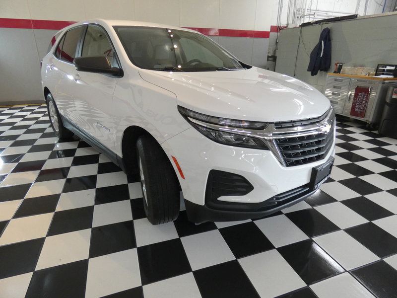 Used 2023 Chevrolet Equinox LS w/ LS Convenience Package AWD/4WD image 3