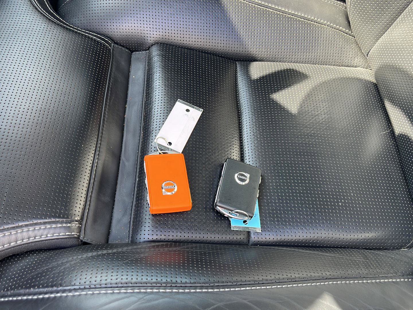 Used 2022 Volvo XC60 T8 Inscription w/ Advanced Package image 6