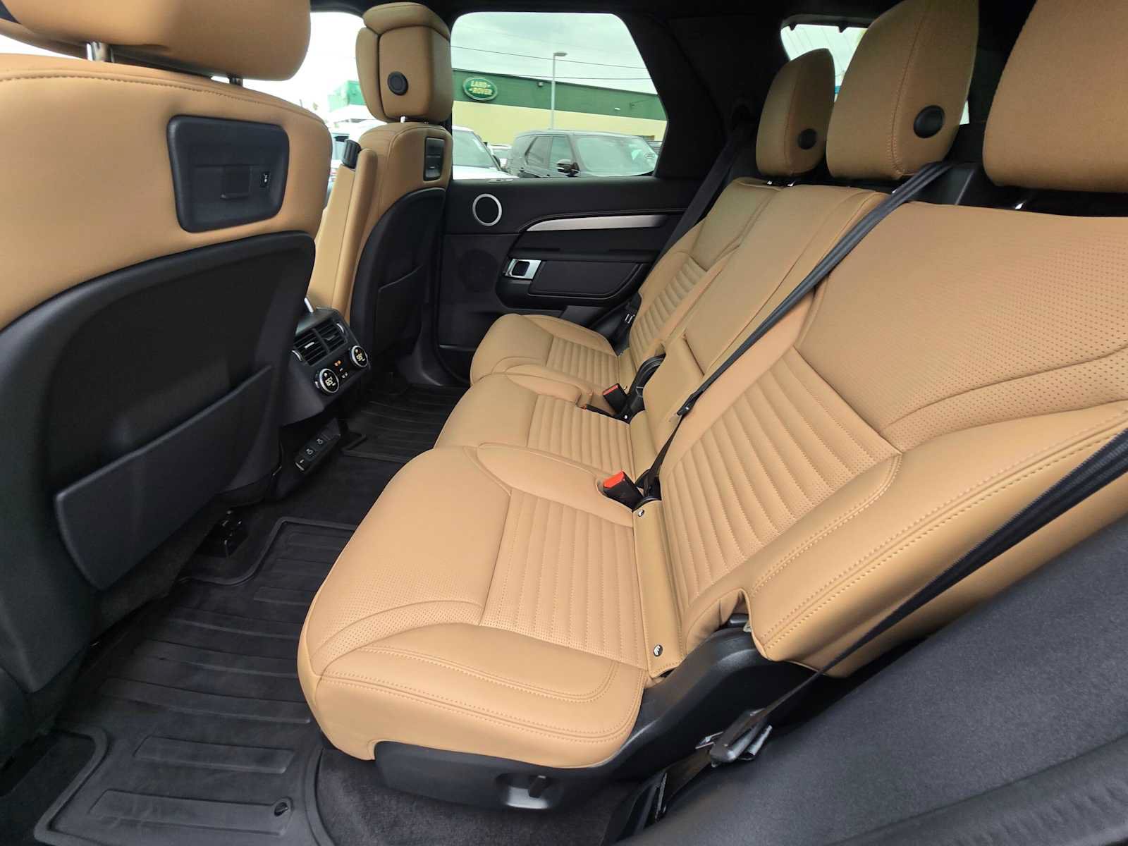 Used 2026 Land Rover Discovery Dynamic SE AWD/4WD image 18