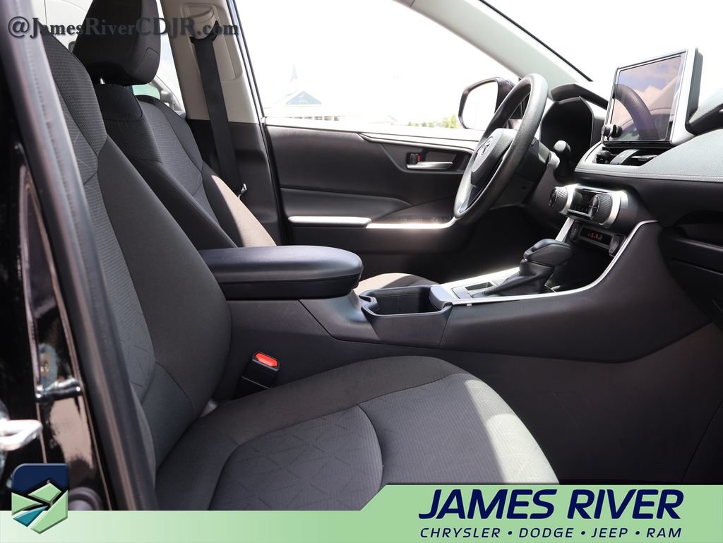 Used 2025 Toyota RAV4 XLE AWD/4WD image 9
