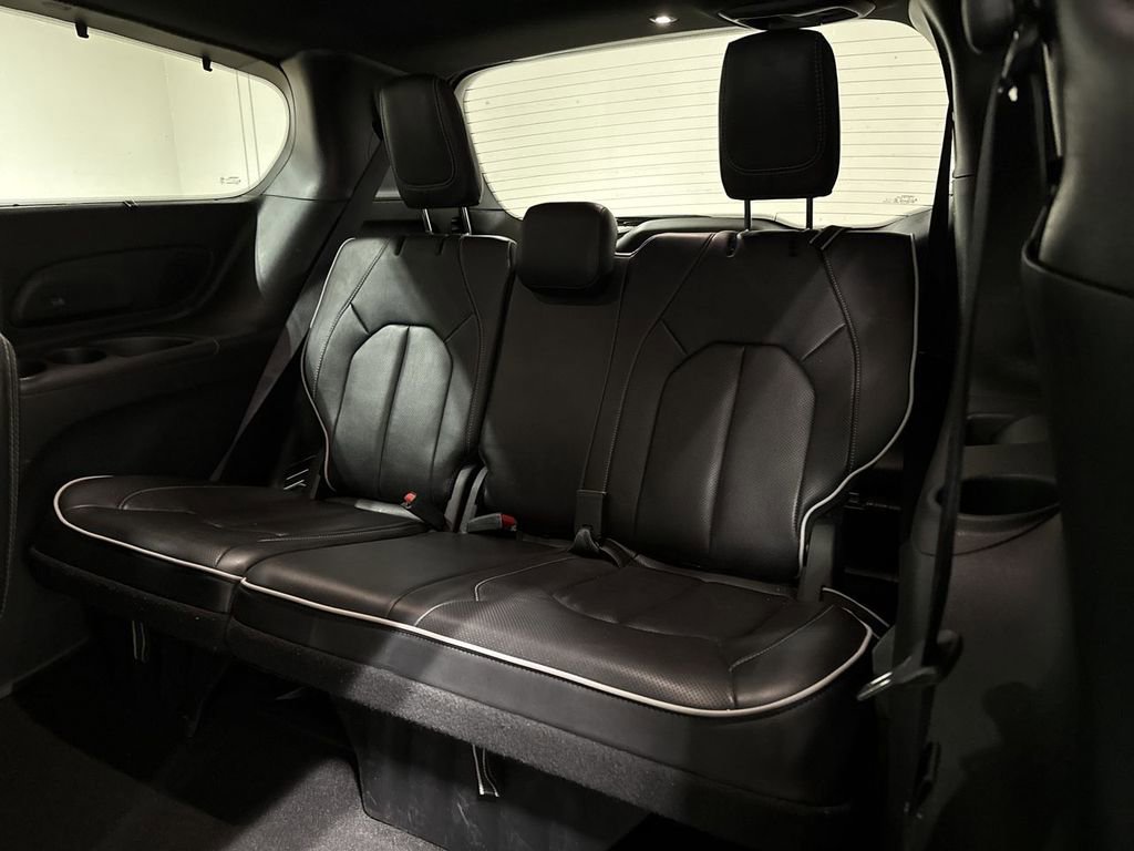 Used 2025 Chrysler Pacifica Limited image 25